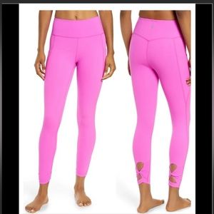 Free people movement wave rider leggings has pockets. Magenta size xs
